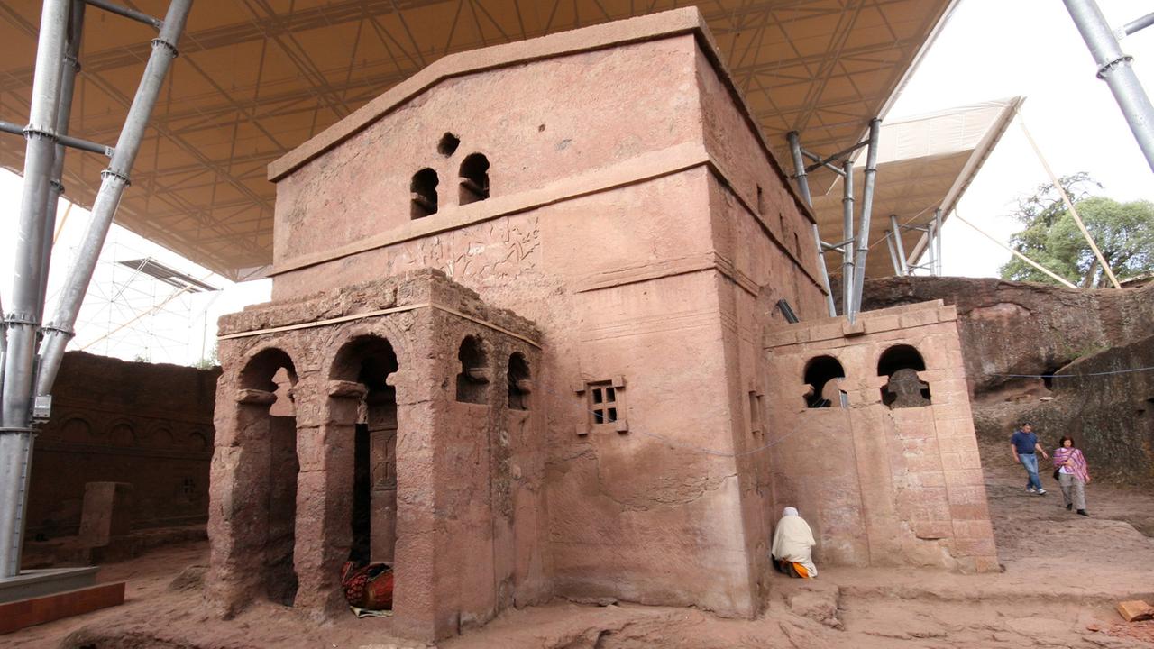 Im Hochland von Äthiopiens Norden gelegen, ruhen in Lalibela seit fast 800 Jahren elf Felsenkirchen im roten Tuffstein. Im Hochland von Äthiopiens Norden gelegen, ruhen in Lalibela seit fast 800 Jahren elf Felsenkirchen im roten Tuffstein.