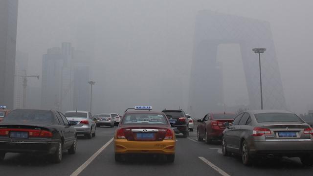 Starker Verkehr in Peking, die Stadt liegt unter dichtem Smog