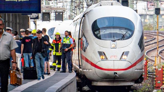 Ein ICE steht am Gleis 7 des Frankfurter Hauptbahnhofs, nachdem ein Kind offenbar vor einen Zug gestoßen wurde.