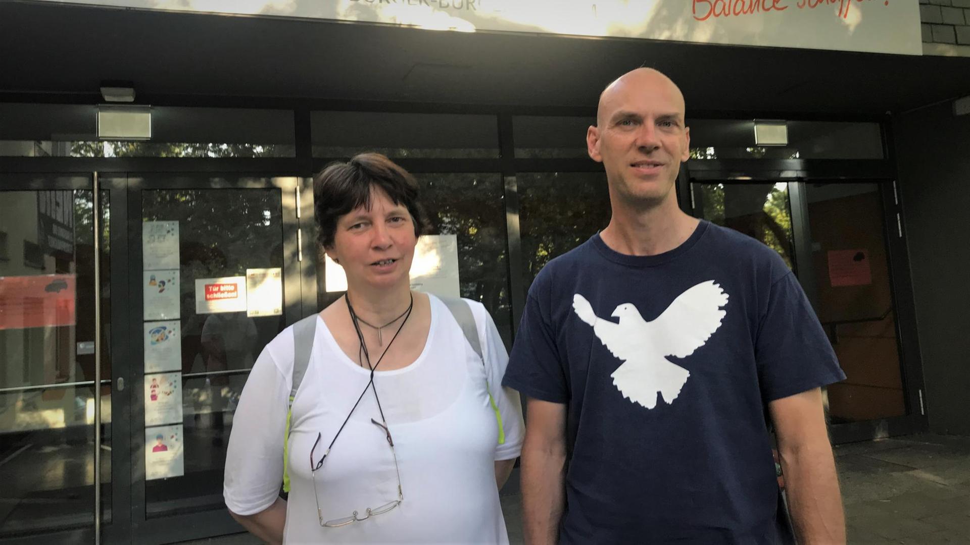 Jutta Herminghaus und Florian Bechtel vor dem Quäker Nachbarschaftsheim in Köln Jutta Herminghaus und Florian Bechtel vor dem Quäker Nachbarschaftsheim in Köln