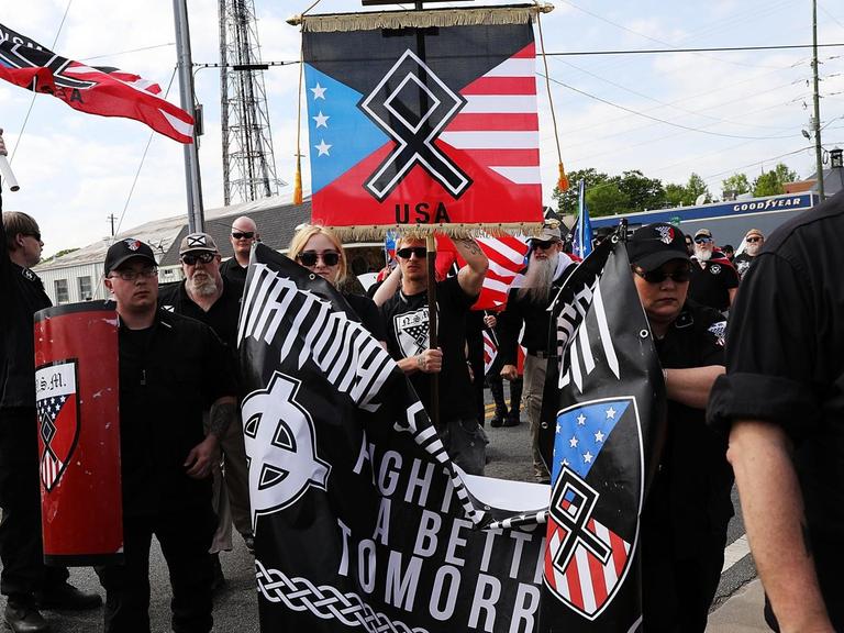 Weiße Nationalisten bei einer Demo in Newnan, Georgia, USA.