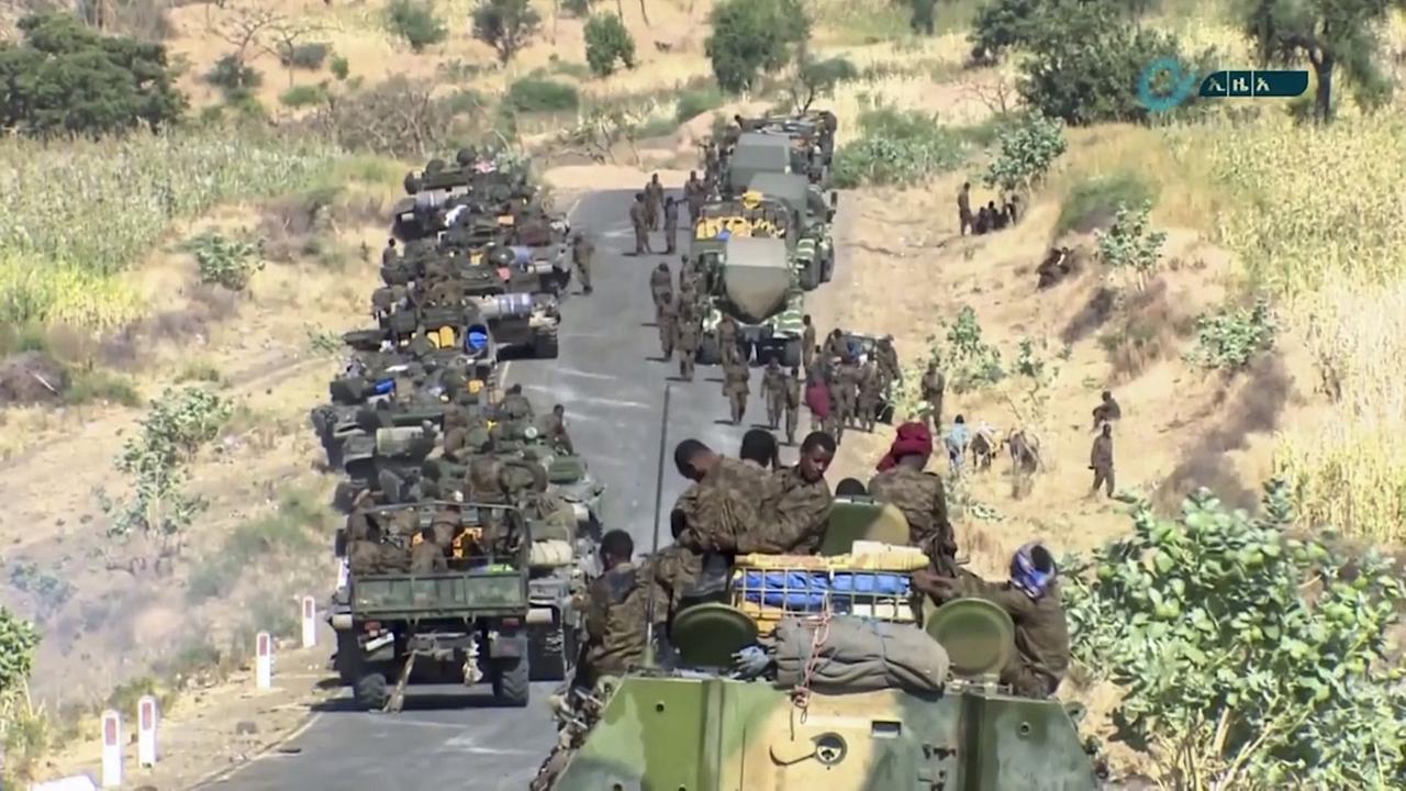 Ein Konvoi von Militärfahrzeugen auf dem Weg nach Tigray. Mittlerweile bombt die Armee die region auch aus der Luft Ein Konvoi von Militärfahrzeugen auf dem Weg nach Tigray. Mittlerweile bombt die Armee die region auch aus der Luft