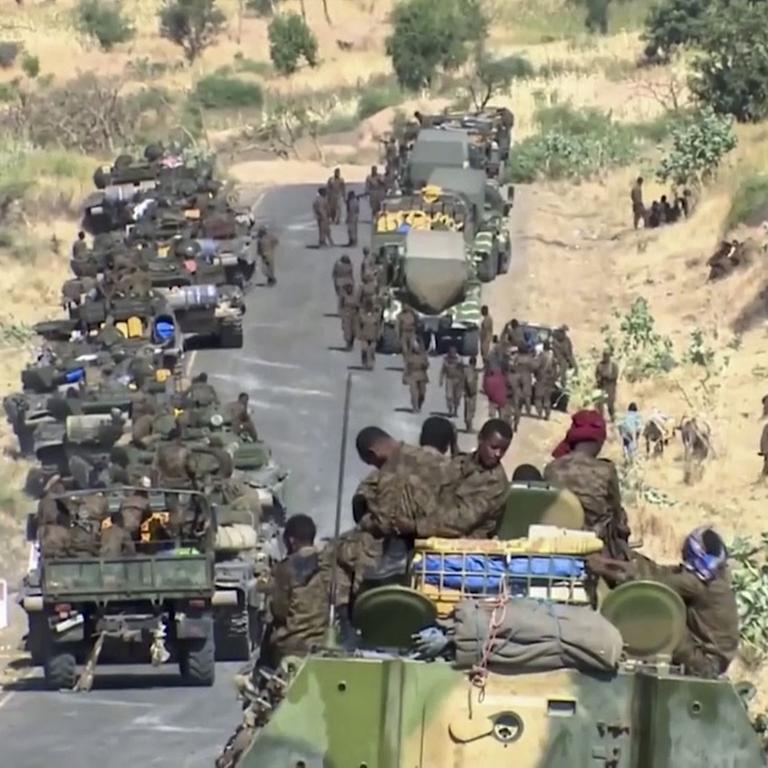 Ein Konvoi von Militärfahrzeugen auf dem Weg nach Tigray.