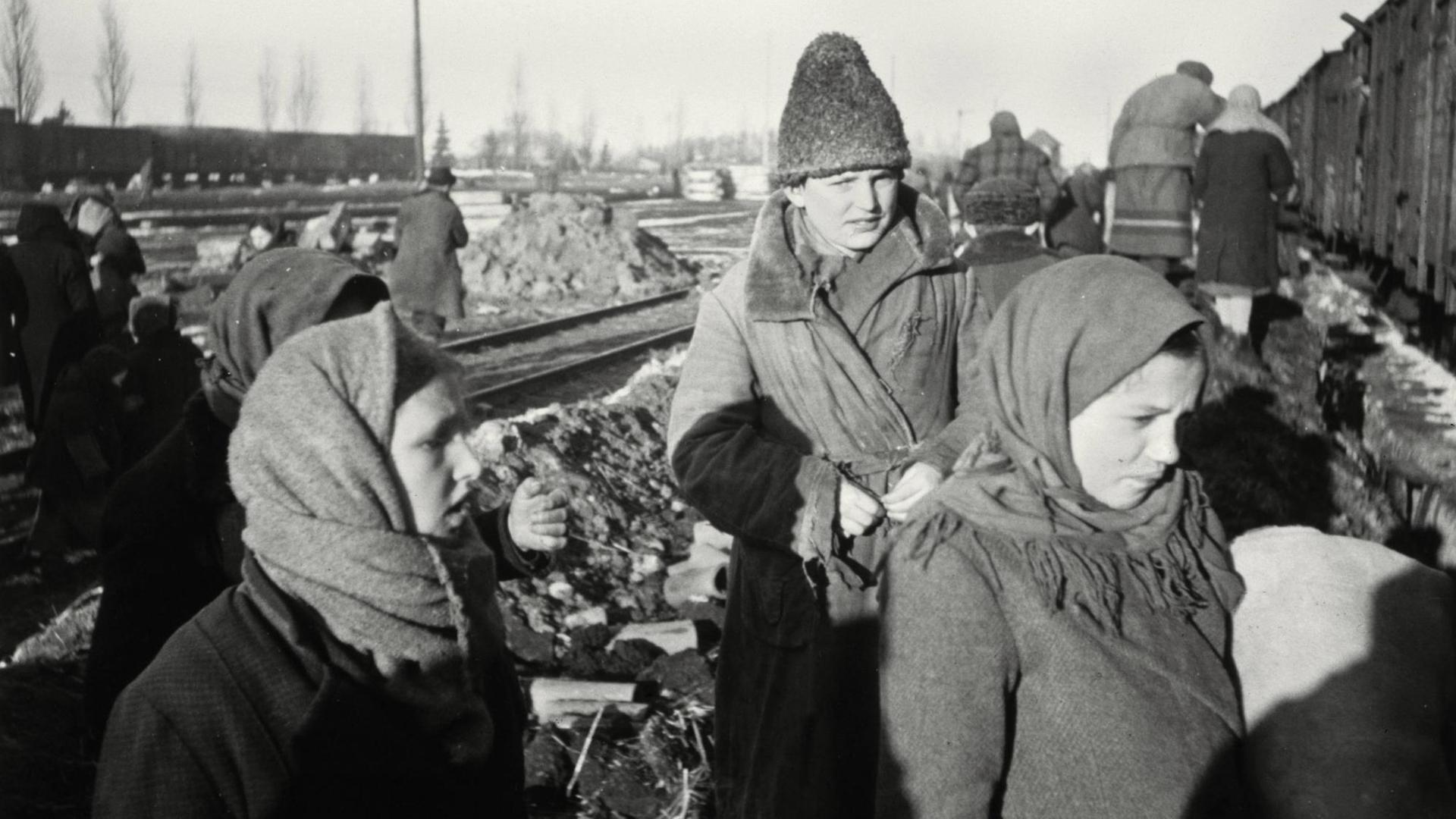 Zweiter Weltkrieg / Kriegsende und Nachkriegszeit 1945: Flüchtlinge an einem Güterzug Zweiter Weltkrieg / Kriegsende und Nachkriegszeit 1945: Flüchtlinge an einem Güterzug