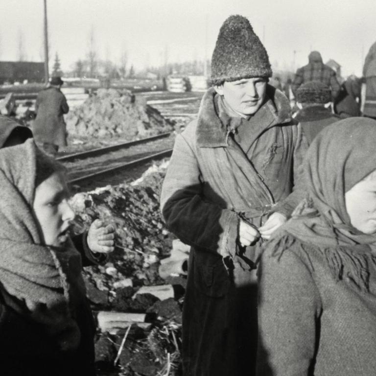 Zweiter Weltkrieg / Kriegsende und Nachkriegszeit 1945: Flüchtlinge an einem Güterzug