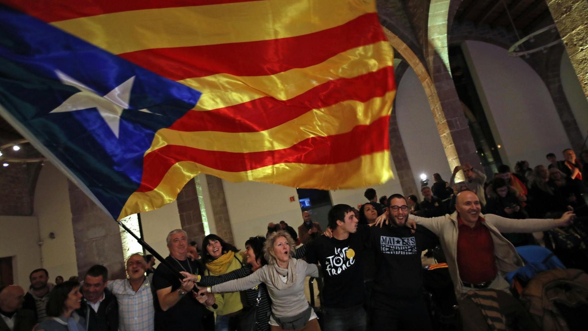 Anhänger der Unabhängigkeitsbewegung in Katalonien feiern in der katalanischen Nationalversammlung ihren Wahlerfolg.
