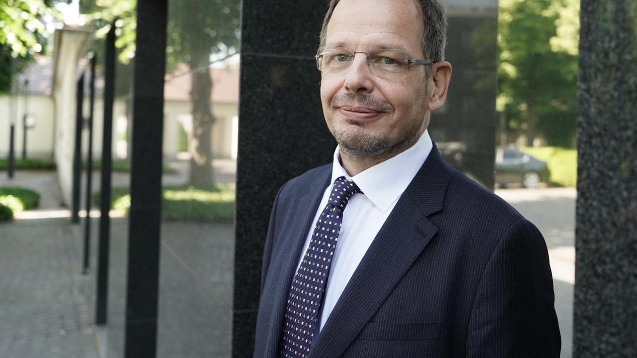 Der Sportjournalist Hajo Seppelt kommt zur Verleihung des Verdienstordens der Bundesrepublik Deutschland ins Schloss Bellevue. Der Sportjournalist Hajo Seppelt kommt zur Verleihung des Verdienstordens der Bundesrepublik Deutschland ins Schloss Bellevue.