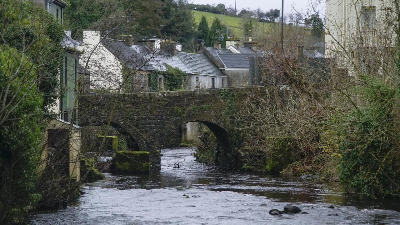 Blick auf den Grenzfluss am 06.12.2017 in der Ortschaft Pettigo (Großbritannien). Auf der linken Seite liegt Irland, auf der rechten Nordirland. Nach monatelangen zähen Verhandlungen über den EU-Austritt Großbritanniens gab es am 08.12. einen ersten Durchbruch. Foto: Mstyslav Chernov/AP/dpa +++(c) dpa - Bildfunk+++ | Blick auf den Grenzfluss am 06.12.2017 in der Ortschaft Pettigo (Großbritannien). Auf der linken Seite liegt Irland, auf der rechten Nordirland. Nach monatelangen zähen Verhandlungen über den EU-Austritt Großbritanniens gab es am 08.12. einen ersten Durchbruch. Foto: Mstyslav Chernov/AP/dpa +++(c) dpa - Bildfunk+++ |