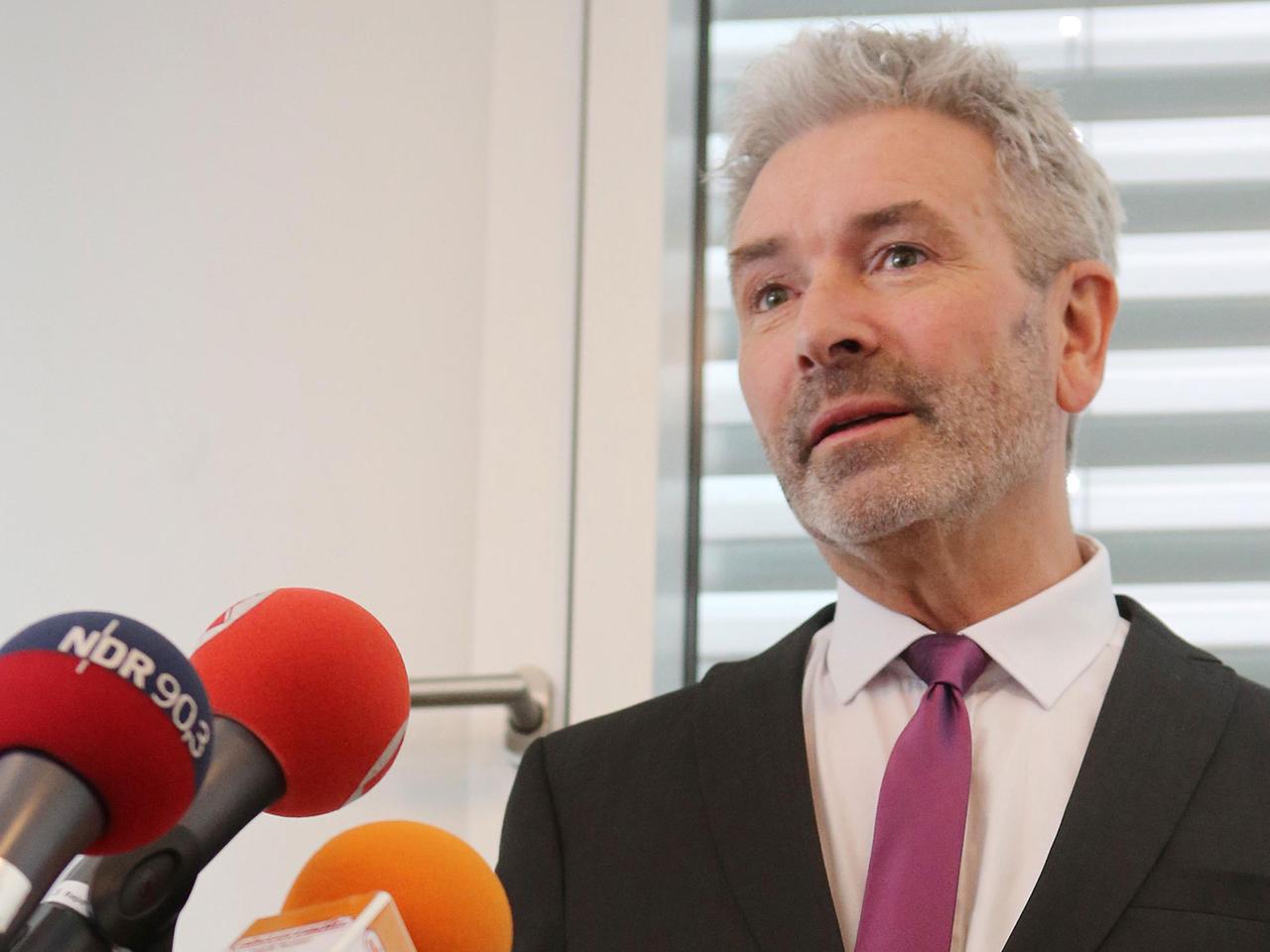 Roger Kusch, Vorsitzender von Sterbehilfe Deutschland e. V., spricht vor Journalisten. Roger Kusch, Vorsitzender von Sterbehilfe Deutschland e. V., spricht vor Journalisten.