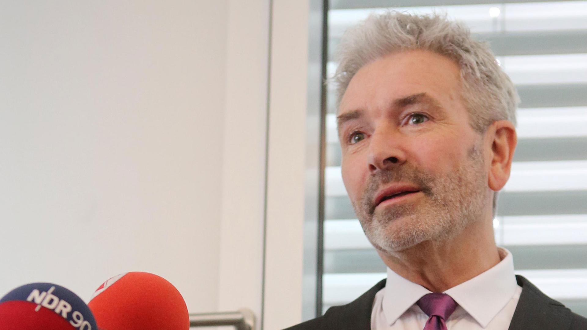 Roger Kusch, Vorsitzender von Sterbehilfe Deutschland e. V., spricht vor Journalisten. Roger Kusch, Vorsitzender von Sterbehilfe Deutschland e. V., spricht vor Journalisten.