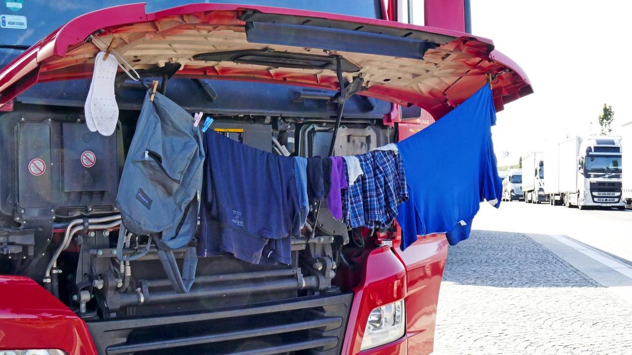 Fernfahrer trocknet seine Wäsche an der Motorhaube seines LKW auf der Raststätte Frechen an der BAB A4. An den deutschen Autobahnen fehlt es oft an geeigneten Rastplätzen für Fernfahrer. Deshalb müssen die LKW-Fahrer oft improvisieren. Fernfahrer trocknet seine Wäsche an der Motorhaube seines LKW auf der Raststätte Frechen an der BAB A4. An den deutschen Autobahnen fehlt es oft an geeigneten Rastplätzen für Fernfahrer. Deshalb müssen die LKW-Fahrer oft improvisieren.