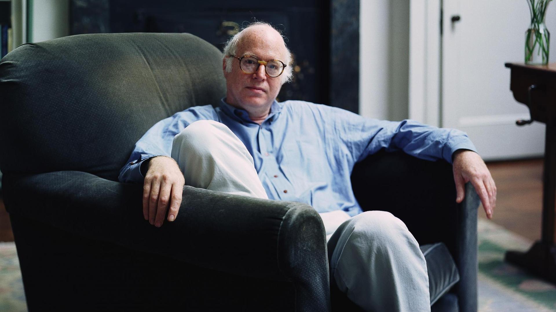Auf dem Bild ist der Soziologe Richard Sennett zu sehen. Er sitzt in einem bequemen Stuhl und trägt ein blaues Jeanshemd Auf dem Bild ist der Soziologe Richard Sennett zu sehen. Er sitzt in einem bequemen Stuhl und trägt ein blaues Jeanshemd