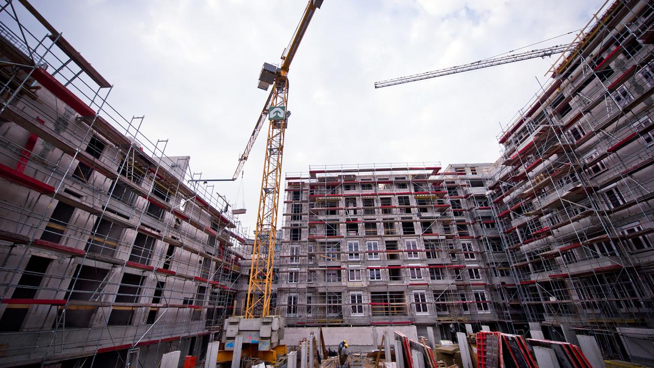 Auf der Baustelle eines Wohnungsneubaus im Jahr 2014 in Berlin sind Rohbauten und Kräne zu sehen. Auf der Baustelle eines Wohnungsneubaus im Jahr 2014 in Berlin sind Rohbauten und Kräne zu sehen.
