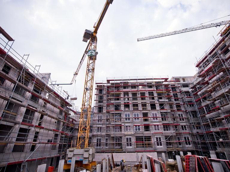 Auf der Baustelle eines Wohnungsneubaus im Jahr 2014 in Berlin sind Rohbauten und Kräne zu sehen.