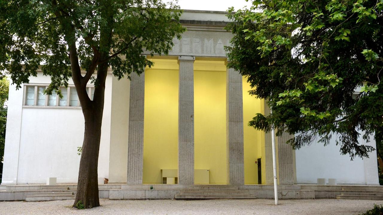 Der deutsche Pavillon in Venedig (Italien), aufgenommen am 29.05.2013 - in dem Gebäude wird der französische Beitrag präsentiert. Deutschland und Frankreich haben für die diesjährige Kunst-Biennale die Pavillons getauscht und nutzen sie als Plattform für internationale Künstler. Die 55. Internationale Kunstausstellung, La Biennale di Venezia 2013, wird am 1. Juni eröffnet. Felix Hörhager/dpa | Verwendung weltweit Der deutsche Pavillon in Venedig (Italien), aufgenommen am 29.05.2013 - in dem Gebäude wird der französische Beitrag präsentiert. Deutschland und Frankreich haben für die diesjährige Kunst-Biennale die Pavillons getauscht und nutzen sie als Plattform für internationale Künstler. Die 55. Internationale Kunstausstellung, La Biennale di Venezia 2013, wird am 1. Juni eröffnet. Felix Hörhager/dpa | Verwendung weltweit