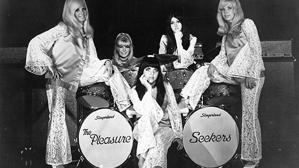 Suzi Q und die Pleasure Seekers posieren an einem Schlagzeug.