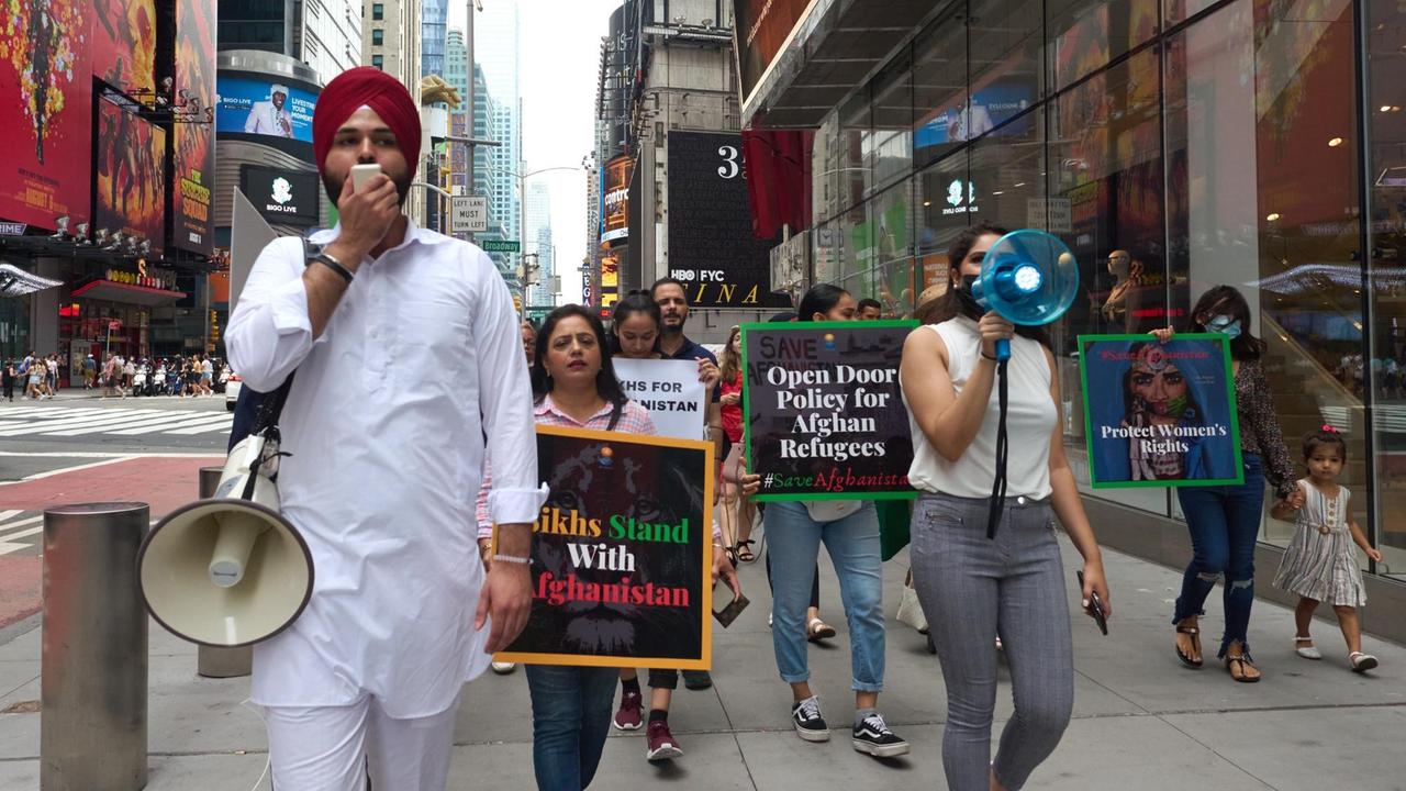 New Yorker, darunter auch die afghanische und die Sikh-Gemeinde, versammeln sich am Times Square, um die Evakuierung Afghanistans, die Öffnung der US-Grenzen für afghanische Flüchtlinge und eine schnellere Bearbeitung von Visa zu fordern. 
