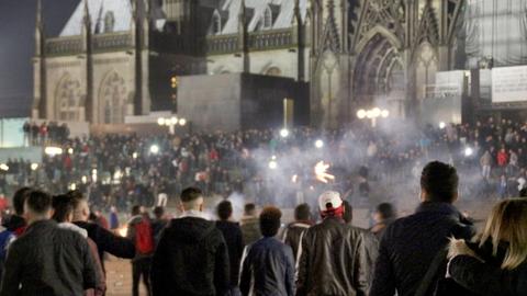 Menschengruppen in der Silvesternacht auf dem Vorplatz des Hauptbahnhofs in Köln.