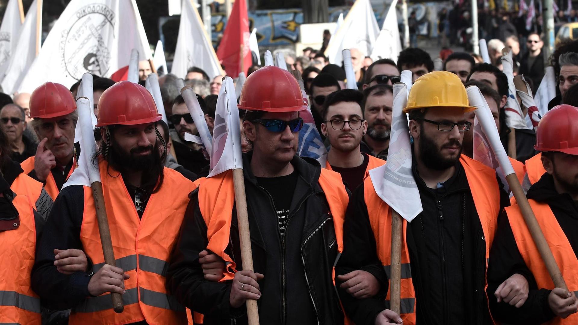 Gewerkschaftsstreik in Athen aus Protest gegen die Sparpolitik der Regierung Gewerkschaftsstreik in Athen aus Protest gegen die Sparpolitik der Regierung