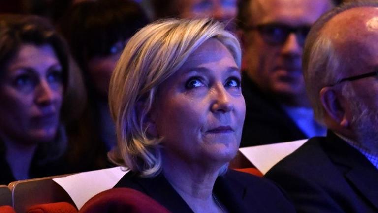 Sie sehen die Vorsitzende des Front National, Marine Le Pen, kurz nach ihrer Ankunft auf einer Wahlkampf-Veranstaltung in Lyon. Sie sehen die Vorsitzende des Front National, Marine Le Pen, kurz nach ihrer Ankunft auf einer Wahlkampf-Veranstaltung in Lyon.