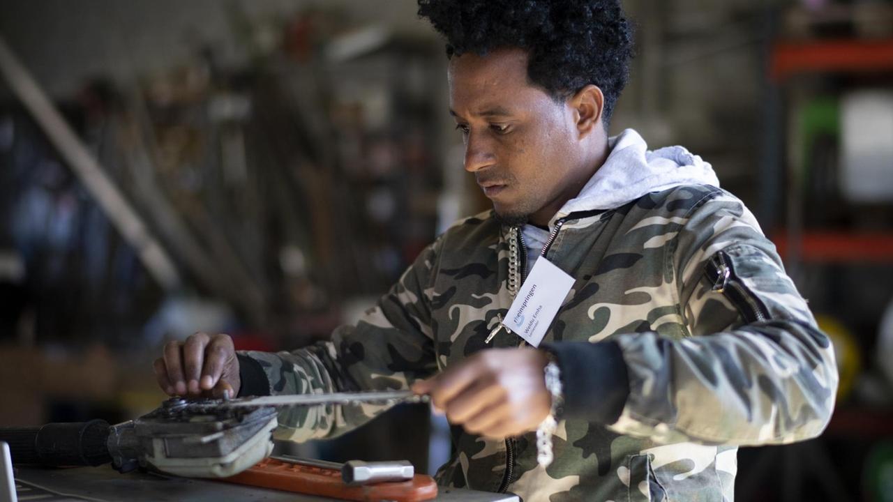 Weldu Emha aus Eritrea, Teilnehmer eines Qualifizierungsprogramm für Flüchtlinge, bei der Werkzeugpflege. Weldu Emha aus Eritrea, Teilnehmer eines Qualifizierungsprogramm für Flüchtlinge, bei der Werkzeugpflege.