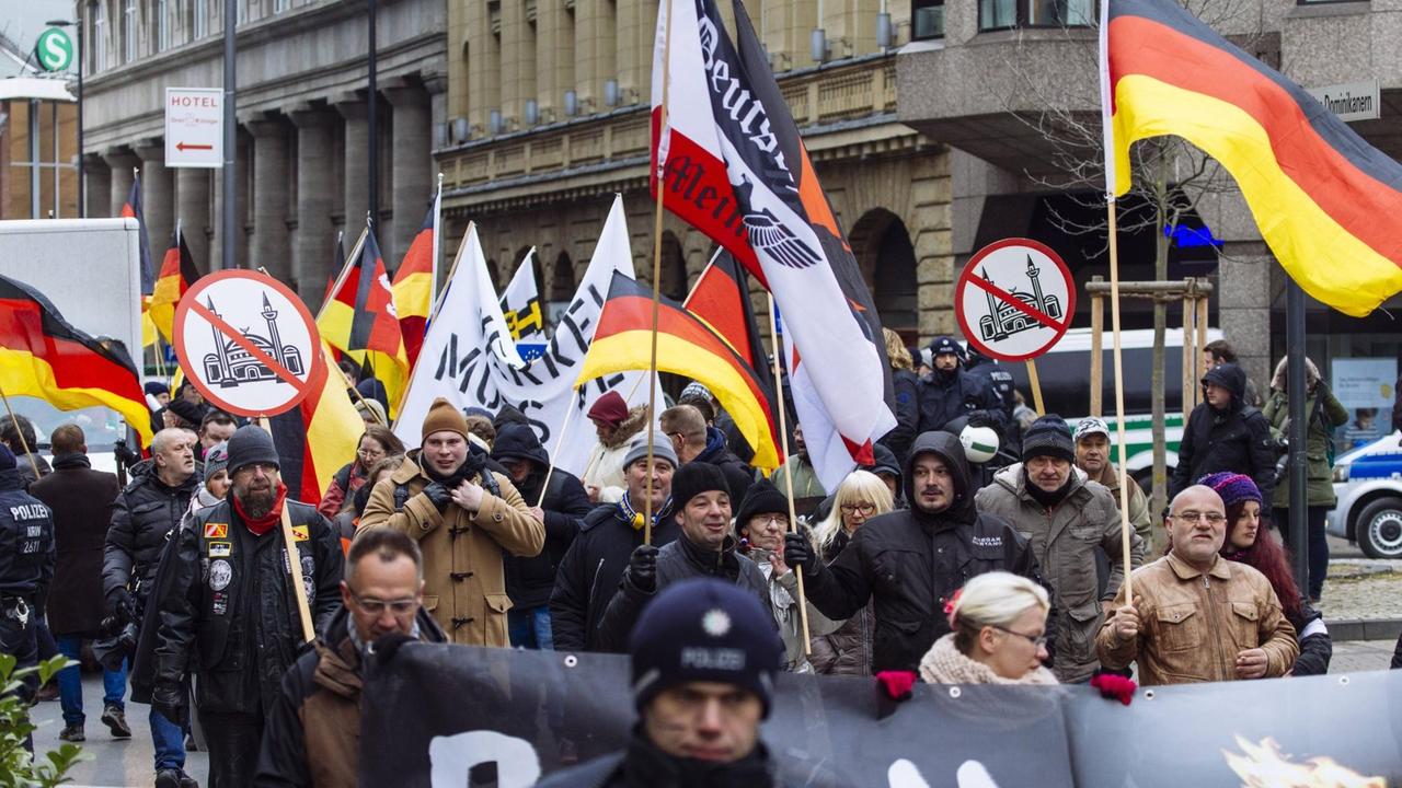 Rechtsaktivisten bei der rechten Demo "Ein Jahr nach dem Kölner Silvesterpogrom - kein Vergeben, kein Vergessen" mit anschließendem Zug durch die Kölner Innenstadt.