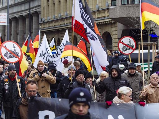 Rechtsaktivisten bei der rechten Demo "Ein Jahr nach dem Kölner Silvesterpogrom - kein Vergeben, kein Vergessen" mit anschließendem Zug durch die Kölner Innenstadt.