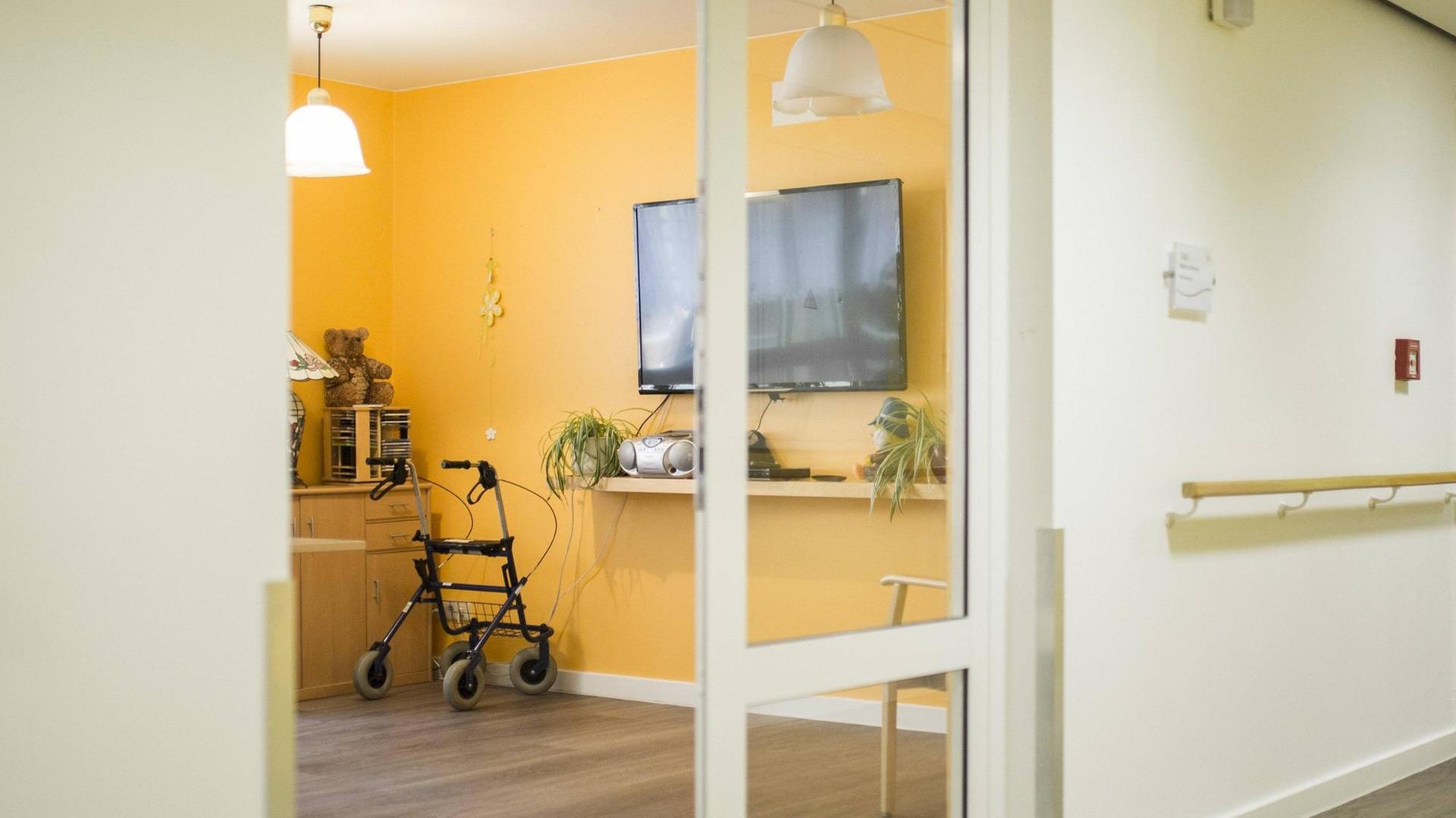 Ein Rollator steht in einem Raum in einer Pflegeeinrichtung, aufgenommen in Berlin Ein Rollator steht in einem Raum in einer Pflegeeinrichtung, aufgenommen in Berlin