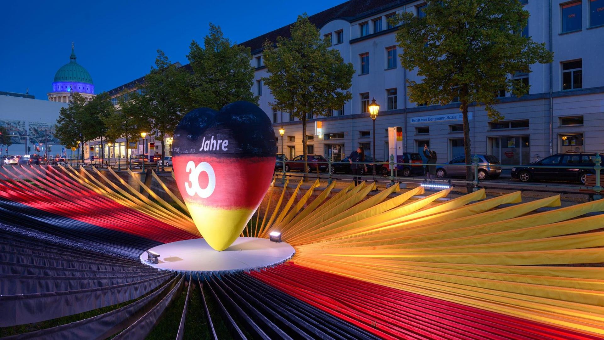 Foto von der Einheits-Expo in Potsdam: Schwarz-rot-goldene Stoffbahnen erinnern an die deutsche Flagge. Foto von der Einheits-Expo in Potsdam: Schwarz-rot-goldene Stoffbahnen erinnern an die deutsche Flagge.