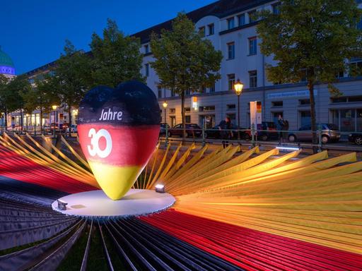 Foto von der Einheits-Expo in Potsdam: Schwarz-rot-goldene Stoffbahnen erinnern an die deutsche Flagge.