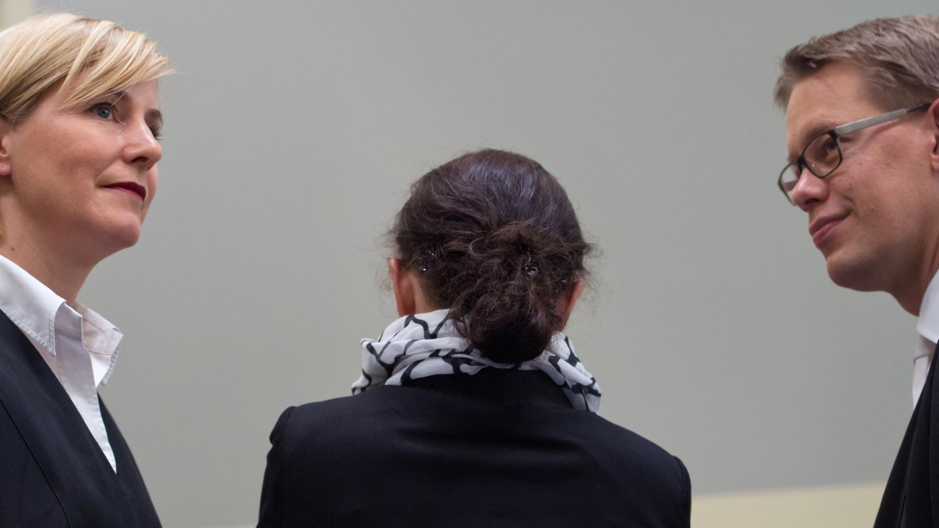 Beate Zschäpe und ihre Anwälte Anja Sturm und Walfgang Heer Beate Zschäpe und ihre Anwälte Anja Sturm und Walfgang Heer