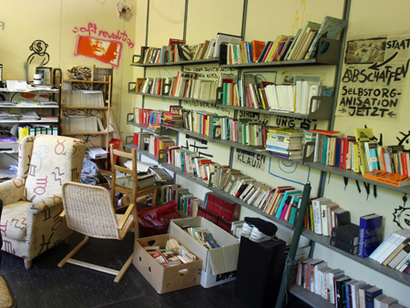 Gerümpel und Bücher stapeln sich in den Räumen des "IvI"