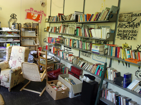 Gerümpel und Bücher stapeln sich in den Räumen des "IvI" Gerümpel und Bücher stapeln sich in den Räumen des "IvI"