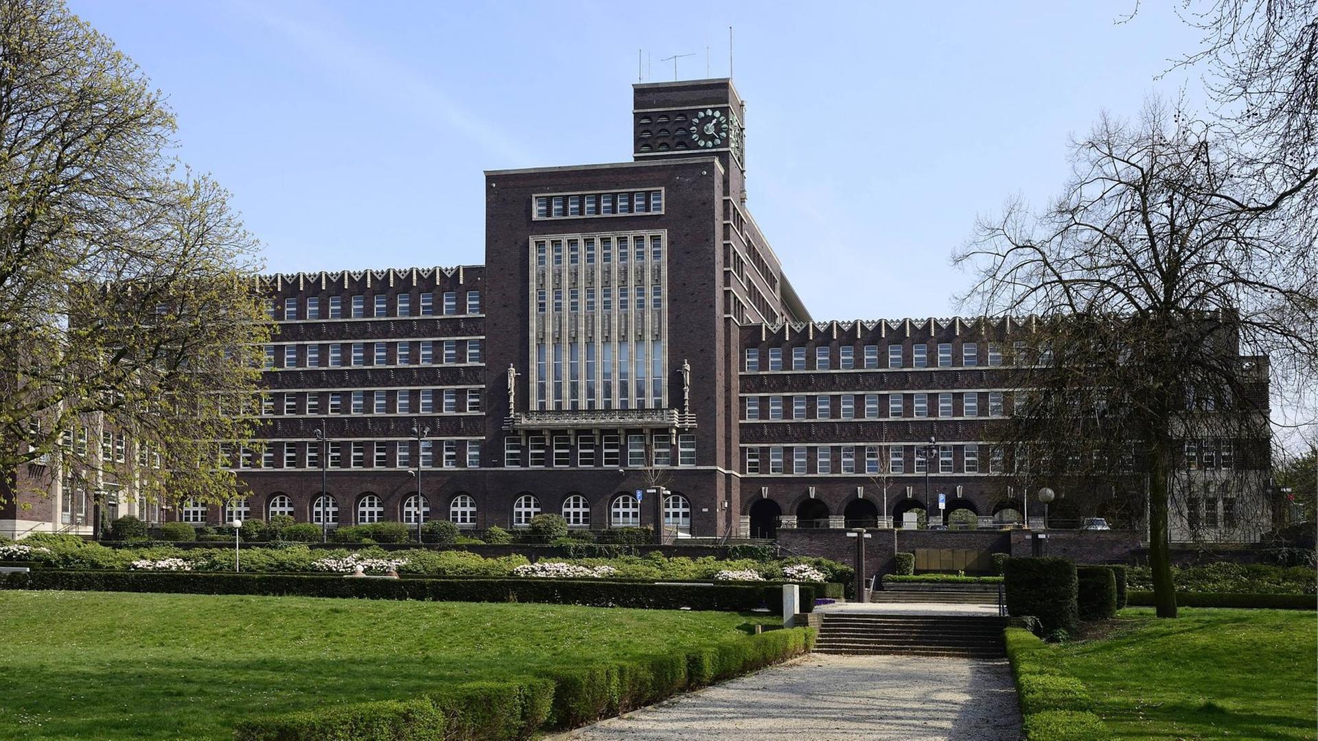Blick auf das Rathaus im Stadtzentrum von Oberhausen. Blick auf das Rathaus im Stadtzentrum von Oberhausen.