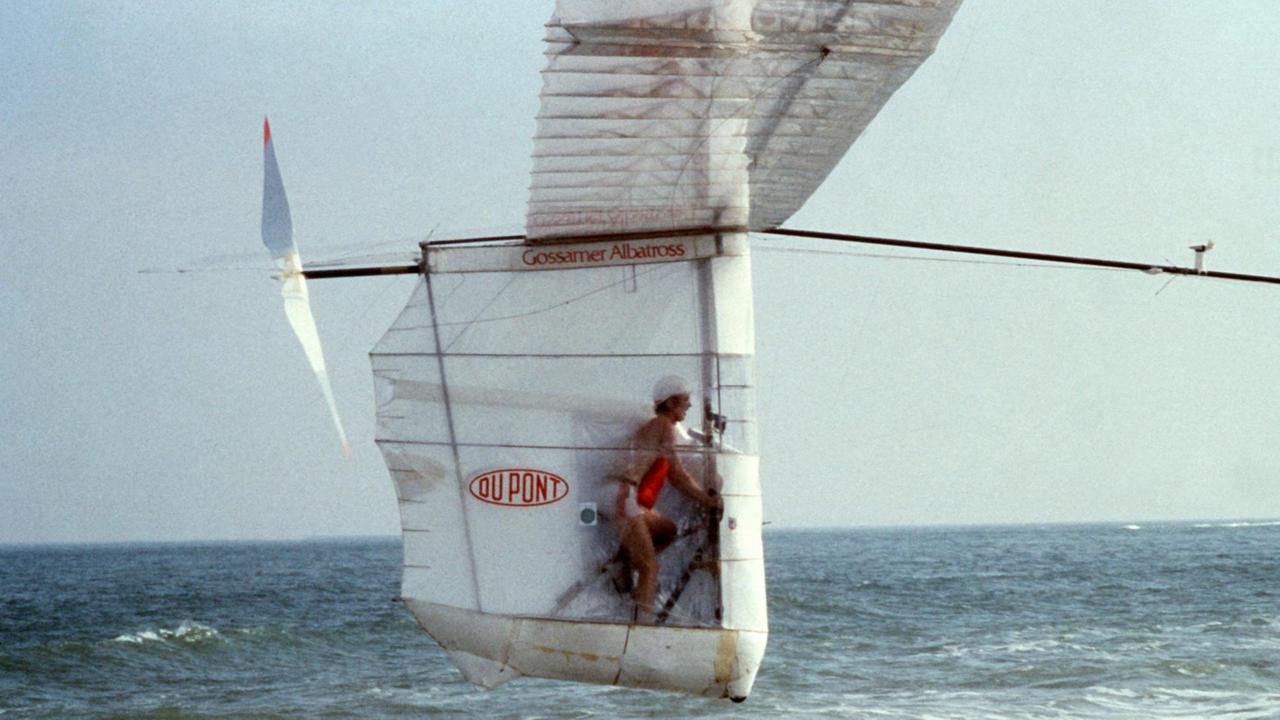 Die "Gossamer Albatross" kurz vor der Landung in Frankreich nach der ersten Kanalüberquerung zwischen Großbritannien und Frankreich in einem Pedalflugzeug kurz vor der Landung in Frankreich. Der 26-jährige Amerikaner Bryan Allen hat am 12. Juni 1979 die erste Kanalüberquerung zwischen Großbritannien und Frankreich in einem Pedalflugzeug geschafft. Das energiesparende Gefährt wiegt nur 25 Kilogramm und hat Tragflächen mit 29 Metern Spannweite. Unter den Flügeln sitzt der Pilot in einer kunststoffverkleideten Kabine auf einer Art Fahrrad, mit dem eine große Luftschraube angetrieben wird. Die "Gossamer Albatross" kurz vor der Landung in Frankreich nach der ersten Kanalüberquerung zwischen Großbritannien und Frankreich in einem Pedalflugzeug kurz vor der Landung in Frankreich. Der 26-jährige Amerikaner Bryan Allen hat am 12. Juni 1979 die erste Kanalüberquerung zwischen Großbritannien und Frankreich in einem Pedalflugzeug geschafft. Das energiesparende Gefährt wiegt nur 25 Kilogramm und hat Tragflächen mit 29 Metern Spannweite. Unter den Flügeln sitzt der Pilot in einer kunststoffverkleideten Kabine auf einer Art Fahrrad, mit dem eine große Luftschraube angetrieben wird.