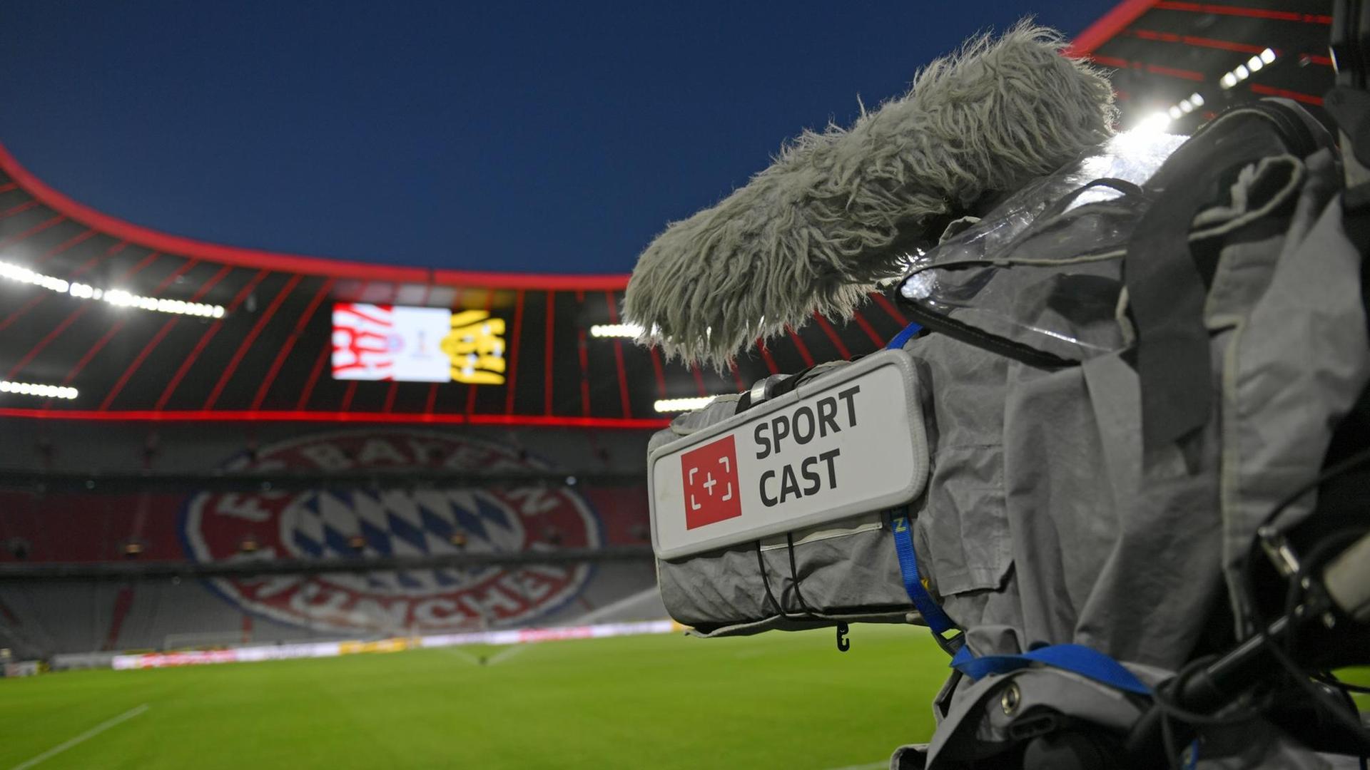 Leere Tribünen, eine Kamera vom Medienvermarkter Sportcast am Spielfeldrand. Leere Tribünen, eine Kamera vom Medienvermarkter Sportcast am Spielfeldrand.
