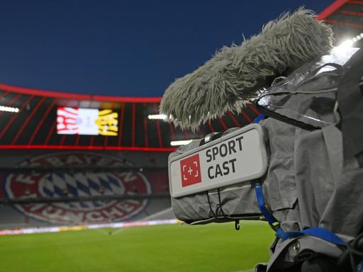 Leere Tribünen, eine Kamera vom Medienvermarkter Sportcast am Spielfeldrand.