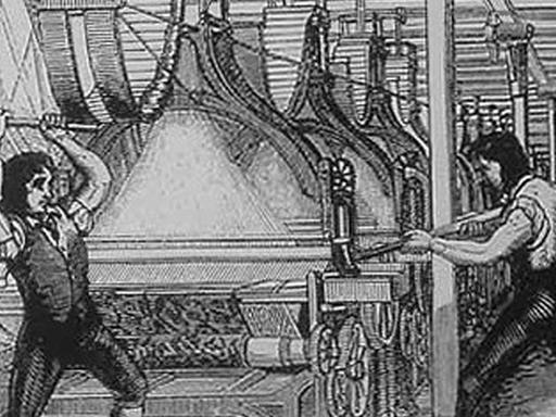 Das Bild zeigt eine historische Ilustration von 1812: Zwei Textilarbeiter zerstören mit Hämmern einen Webstuhl.