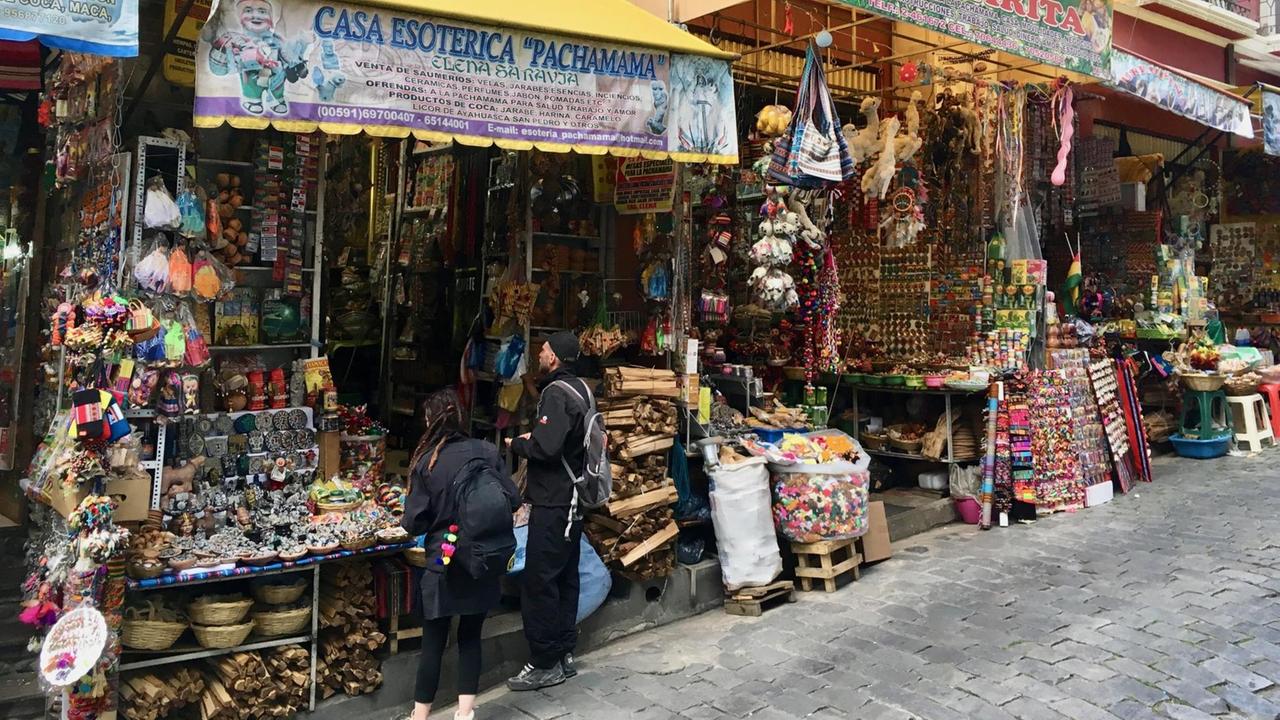 Touristen vor einem Geschäft in der Calle Linares. Touristen vor einem Geschäft in der Calle Linares.