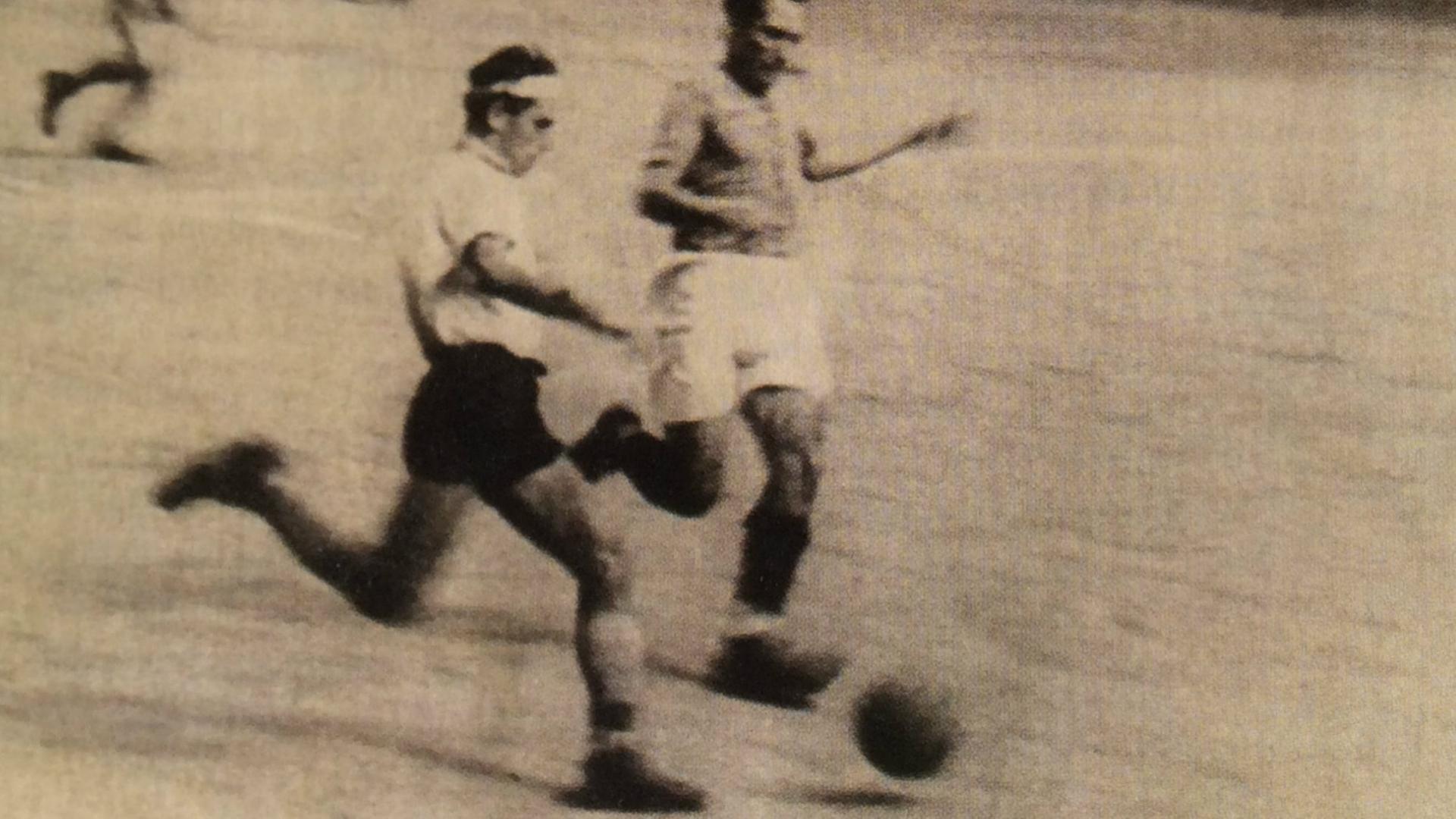 Sportgespräch mit dem Holocaust-Überlebenden Peter Erben, der in der Liga Terezin, der Fußball-Liga des Ghettos Theresienstadt, spielte. Sportgespräch mit dem Holocaust-Überlebenden Peter Erben, der in der Liga Terezin, der Fußball-Liga des Ghettos Theresienstadt, spielte.