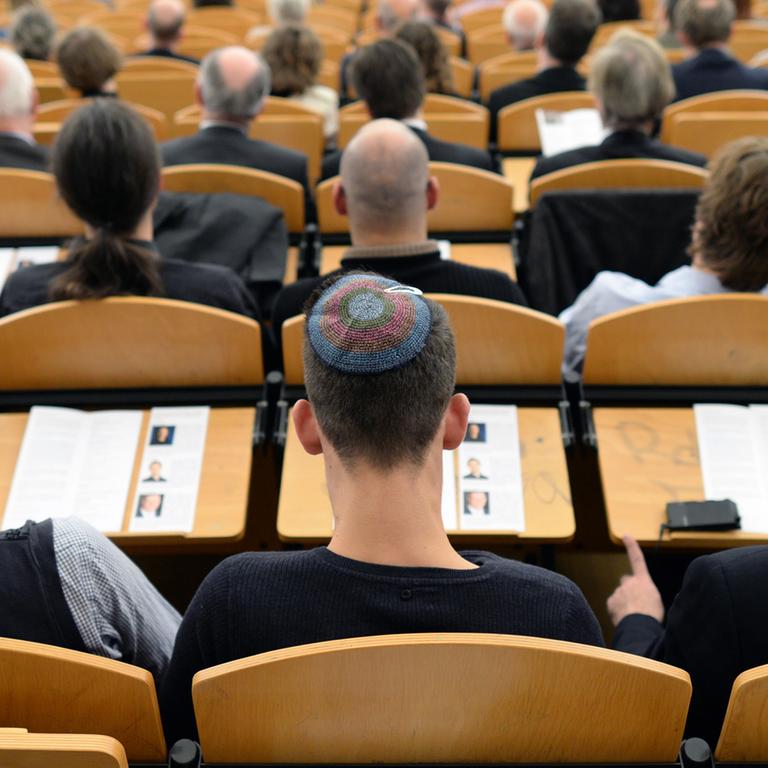 Während eines Festaktes an der Universität Potsdam zur Eröffnung des bundesweit ersten Universitätsstudiengang für Jüdische Theologie sitzen Besucher der Veranstaltung im Audimax der Universität.