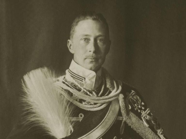 Der Kronprinz in der Uniform der Danziger Totenkopfhusaren.