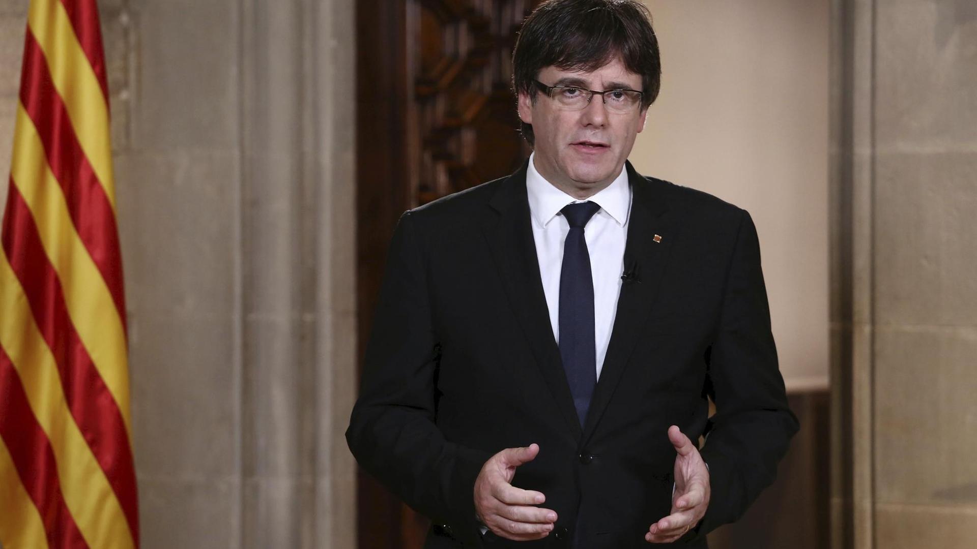 Der katalanische Regierungschef Carles Puigdemont spricht bei einer Pressekonferenz im Palau Generalitat in Barcelona. Der katalanische Regierungschef Carles Puigdemont spricht bei einer Pressekonferenz im Palau Generalitat in Barcelona.