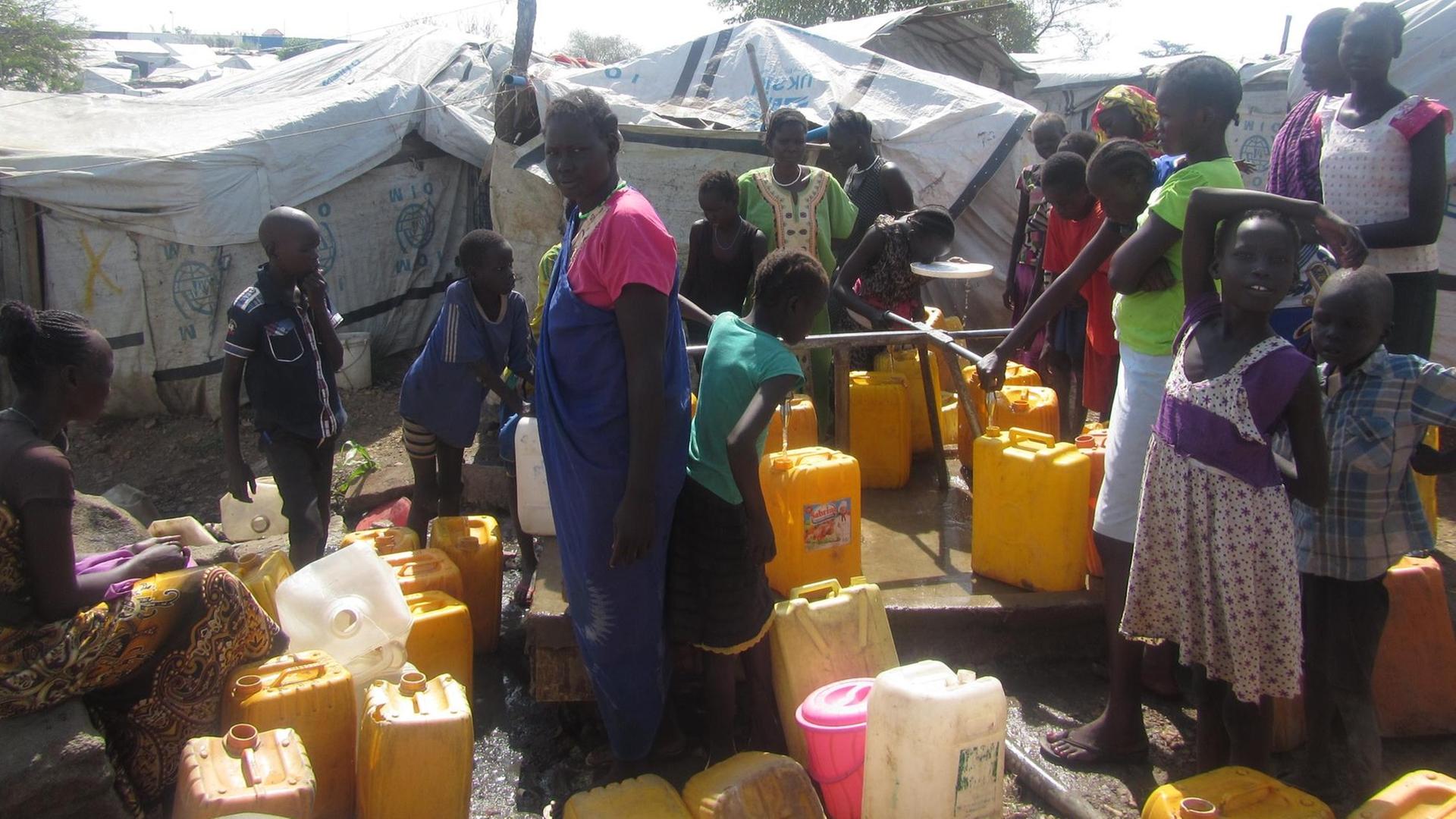 Menschen an der Wasserstelle in einem Flüchtlingslager am Rand von Juba im Südsudan