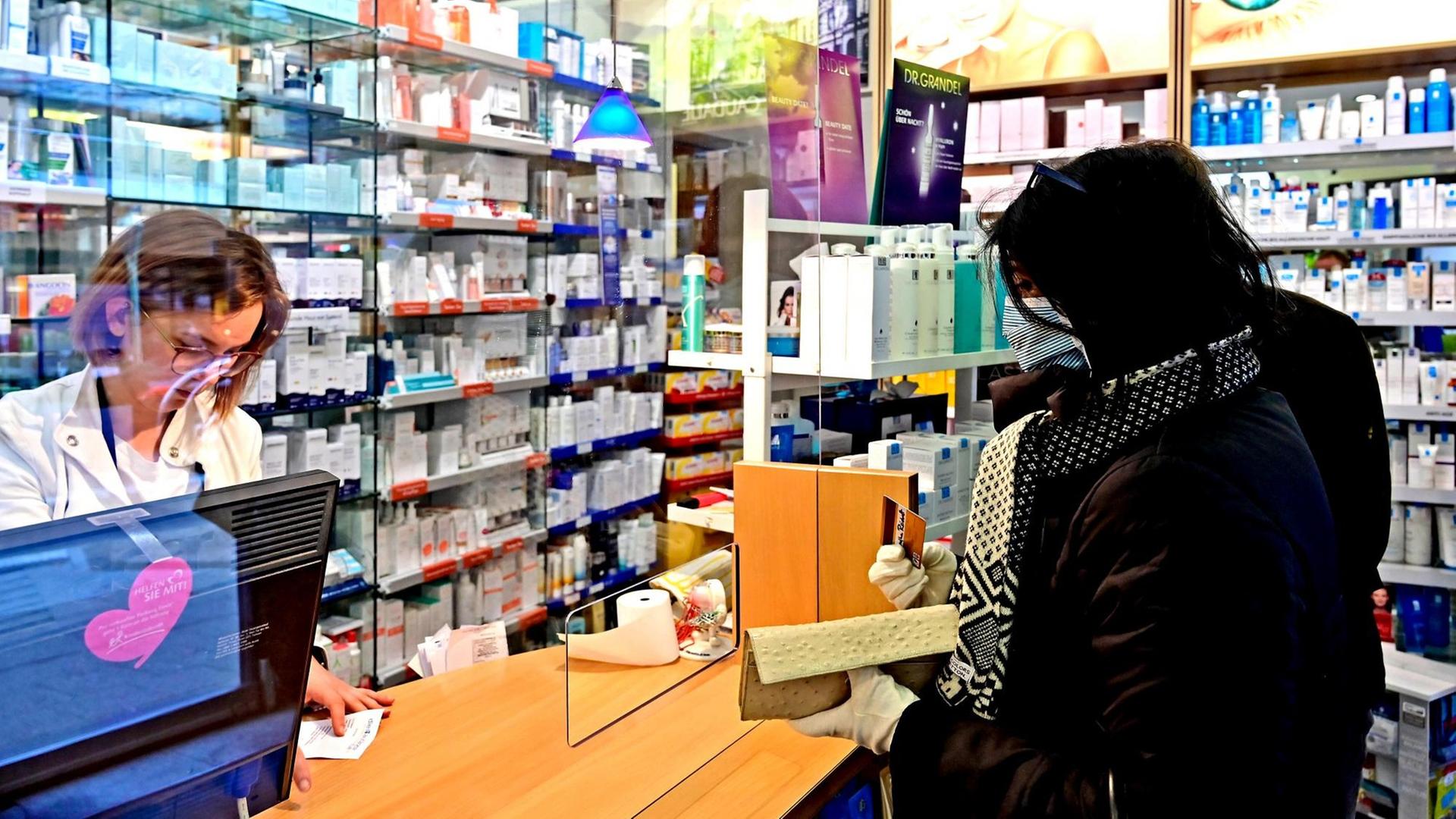 Beratungsgespräch in einer Apotheke in Essen Beratungsgespräch in einer Apotheke in Essen