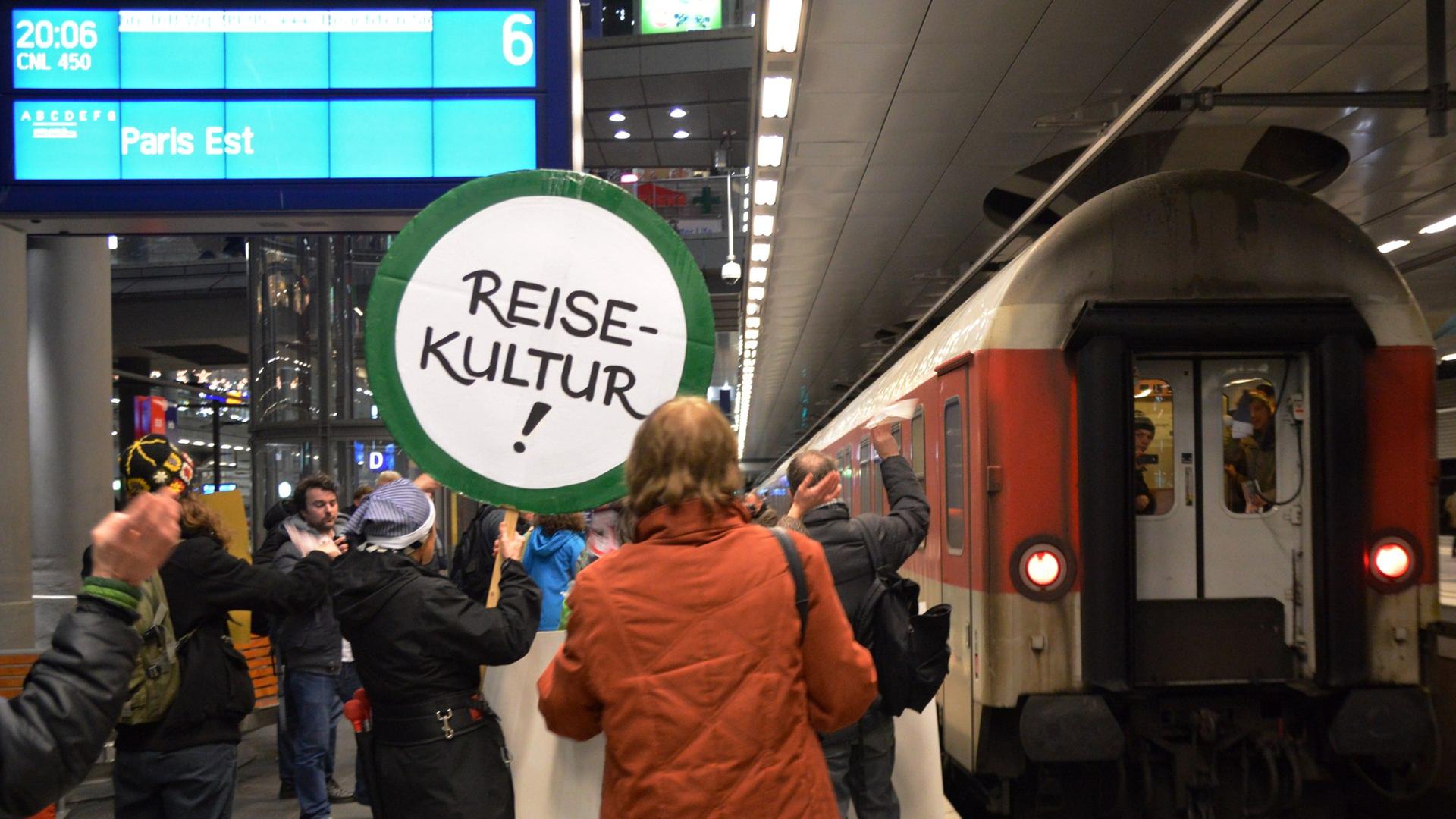 Berliner Hauptbahnhof: Abfahrt des Nachtzuges Berlin-Paris Berliner Hauptbahnhof: Abfahrt des Nachtzuges Berlin-Paris