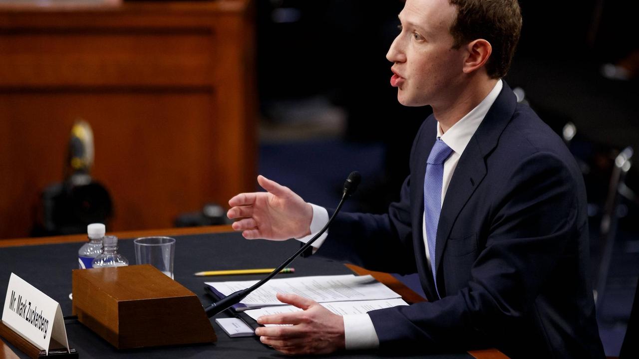 Facebook-Chef Mark Zuckerberg bei der Anhörung im US-Senat in Washington
Facebook-Chef Mark Zuckerberg bei der Anhörung im US-Senat in Washington