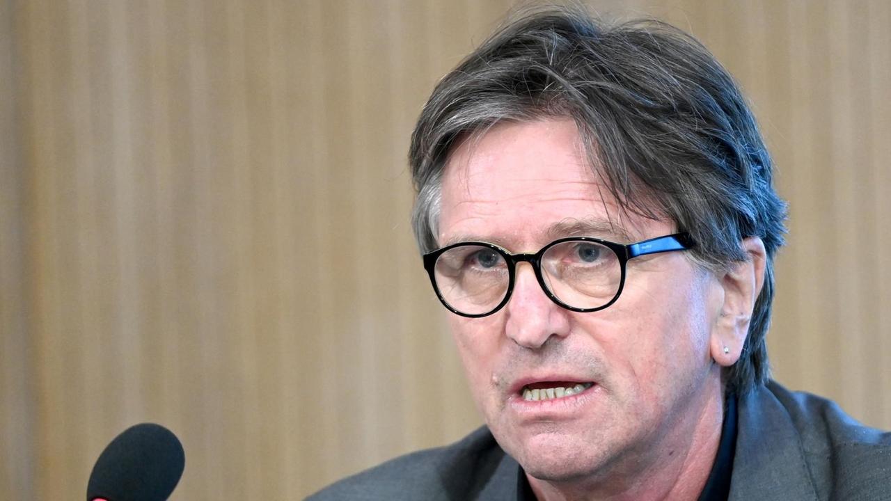 Manfred Lucha (Bündnis 90/Die Grünen), Minister für Soziales und Integration in Baden-Württemberg, antwortet bei einer Regierungs-Pressekonferenz auf Fragen von Journalisten.