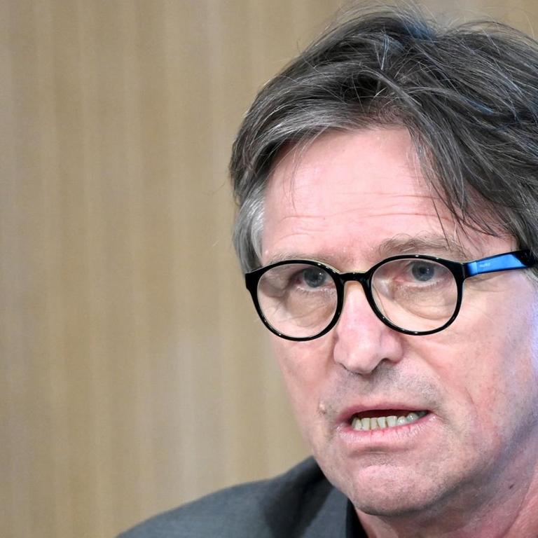 Manfred Lucha (Bündnis 90/Die Grünen), Minister für Soziales und Integration in Baden-Württemberg, antwortet bei einer Regierungs-Pressekonferenz auf Fragen von Journalisten.