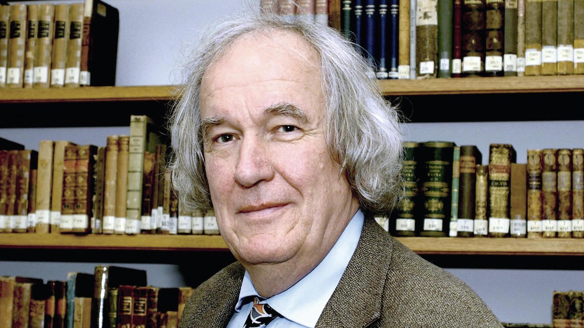 POrtrait Dieter Borchmeyer vor einem Bücherregal, in Jacket, weißem Hemd und Krawatte POrtrait Dieter Borchmeyer vor einem Bücherregal, in Jacket, weißem Hemd und Krawatte